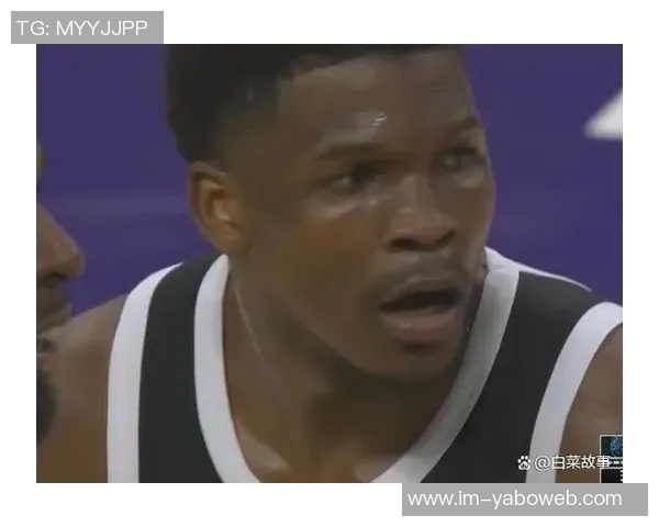 爱德华兹因进攻犯规被罚下场麦戈文斯遭遇犯规困扰影响比赛走势